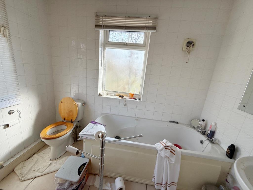 Lot: 47 - EXTENDED END-TERRACE HOUSE FOR IMPROVEMENT - Bathroom
